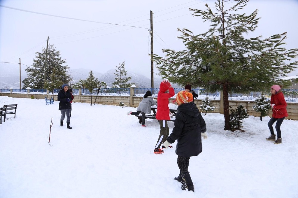 Yurt yolu kardan kapanan öğrencilerin kar sevinci 