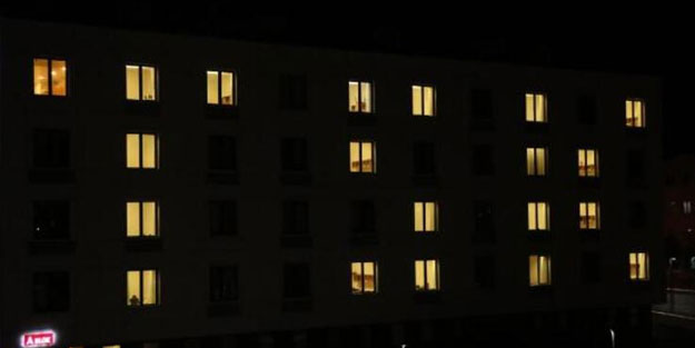 Yurtlarda kalan öğrencilerden TSK’ya ’ışıklı’ destek