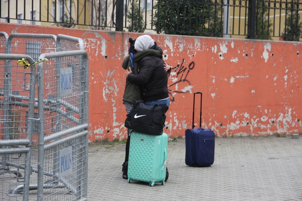 Yurtlarda kalan vatandaşlar tahliye ediliyor 