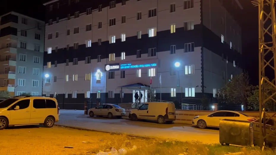 Yurtta akşam yemeği sonrası 70 öğrenci hastanelik oldu