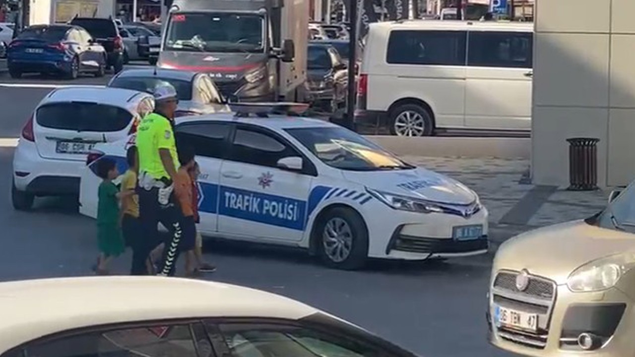 Yurtta güzel şeyler de oluyor! Trafik polisinden yürek ısıtan görüntü