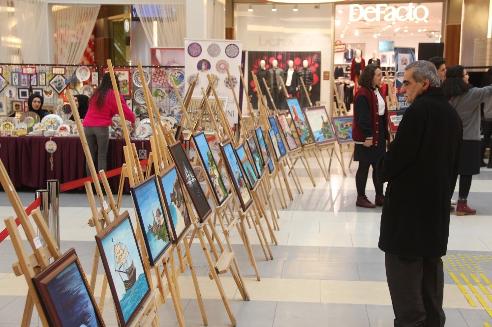 Yurtta kalan çocuklar için resim sergisi açtılar 