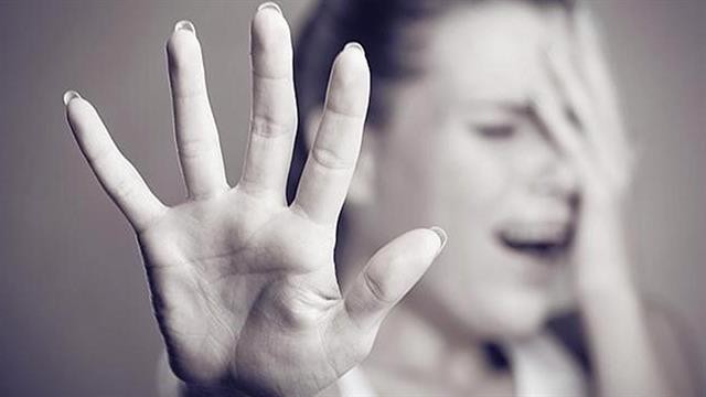 Yurtta kalan kızların uygunsuz fotoğraflarını paylaştılar