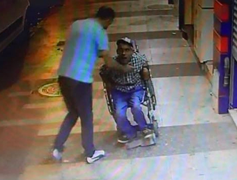 Yürüme engelli vatandaşa sokak ortasında dayak!