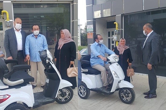 Yürüme güçlüğü çeken kişinin akülü araba sevinci 