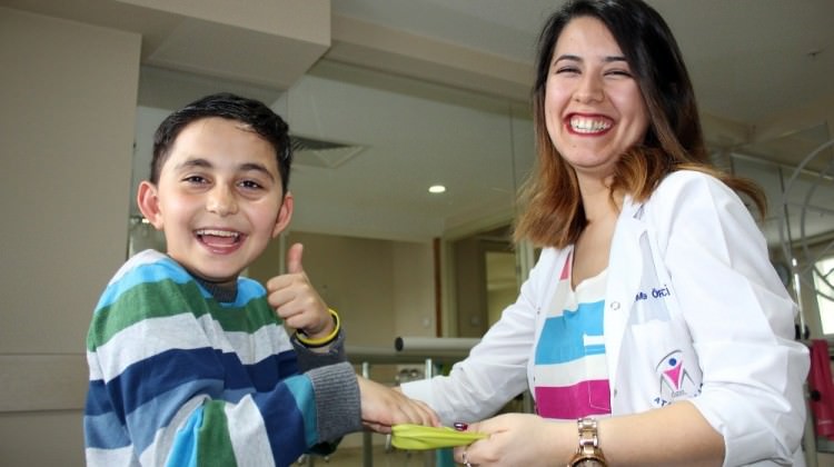 Yürüyemeyen çocuk şimdi futbol oynayabiliyor