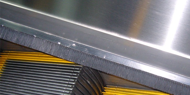 Yürüyen merdivendeki fırça ne işe yarar?