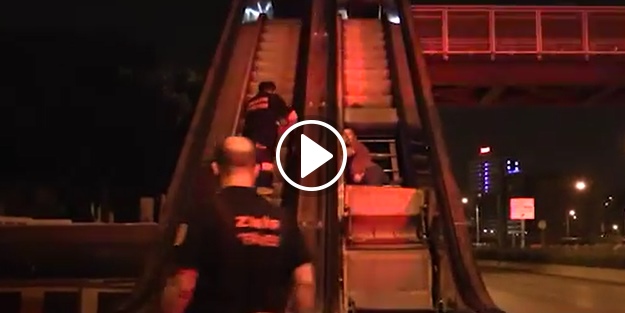 Yürüyen merdivene ayağını sıkıştırdı