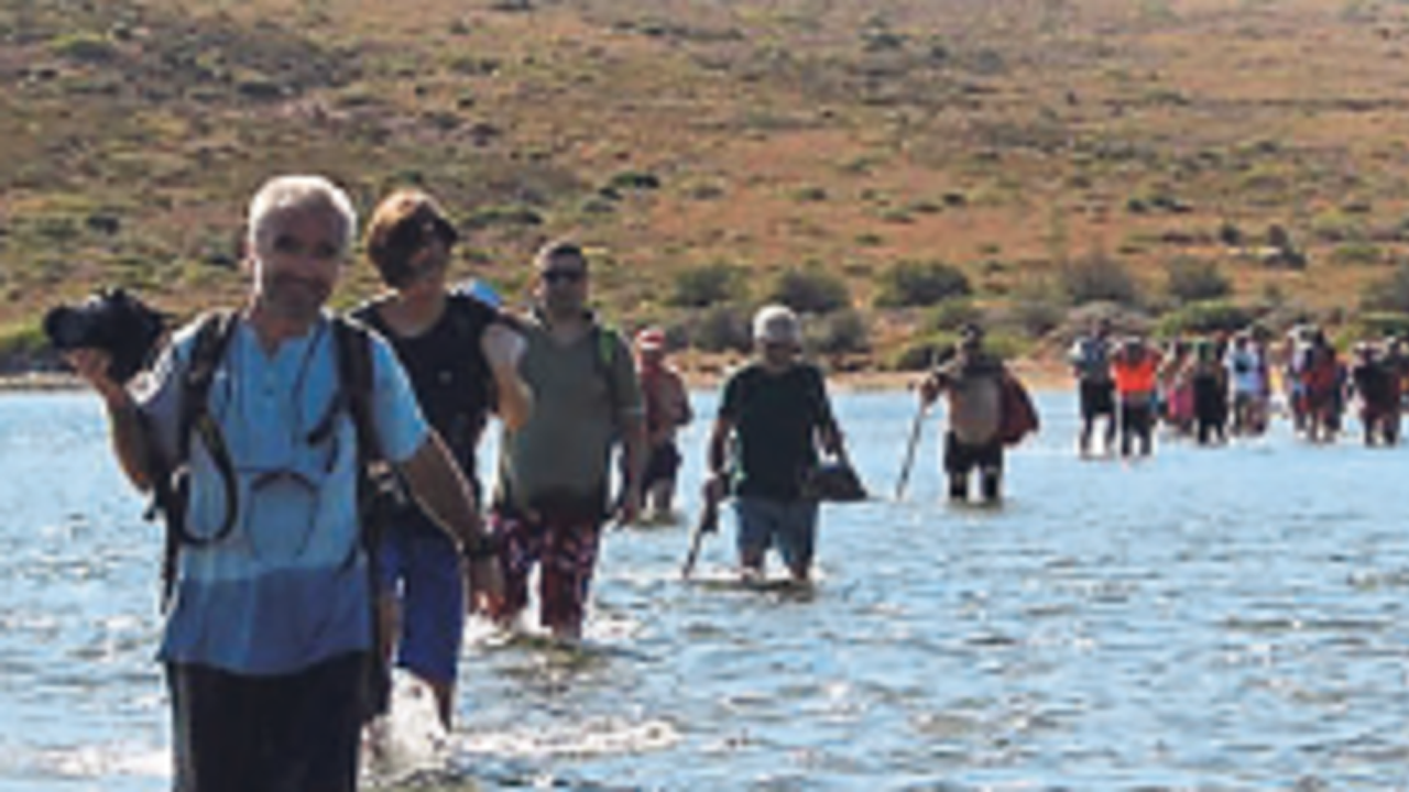 Yürüyerek gittikleri adada mahsur kaldılar