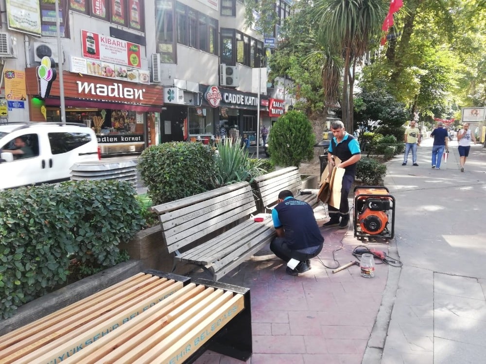 Yürüyüş yolunda banklar yenilendi 