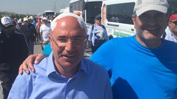 Yürüyüşte kaza! Tanal bu hale geldi...