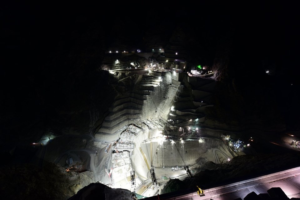 Yusufeli Barajı inşaatının etkileyici gece görünümü 