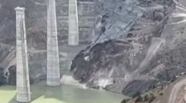 Yusufeli'nde heyelan! Destekleme betonu böyle çöktü