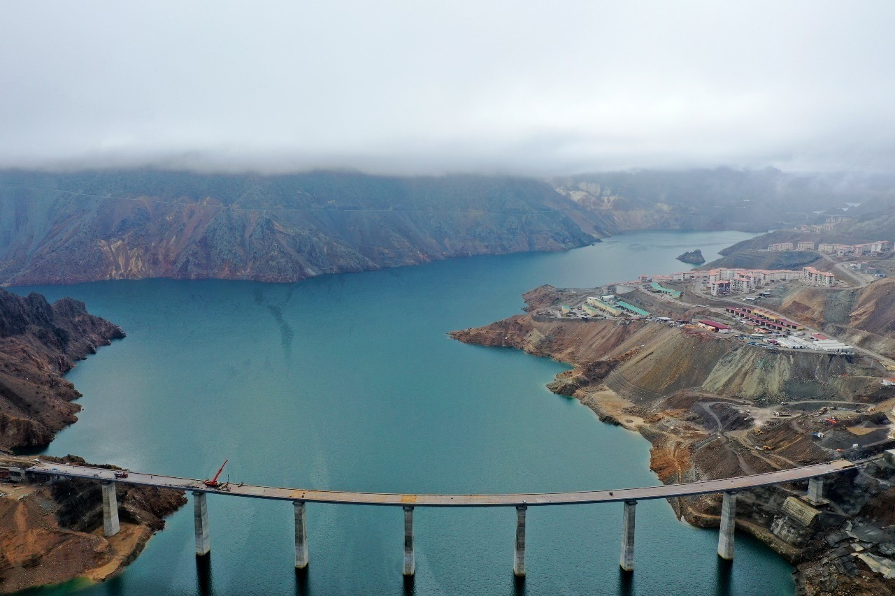Yusufeli’nde iki yaka birleşti… 685 metre uzunluğundaki viyadükle 16,2 kilometrelik yol ‘685 metre’ye indi!