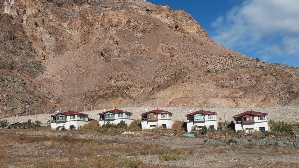 Yusufeli’nde köylüler tedirgin! Yamaçtan kaya düşme vakaları artıyor