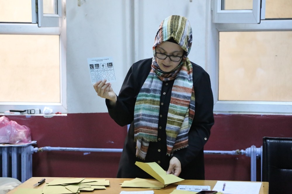 Yusufeli’nde oy verme işlemi bitti sandıklar açılmaya başladı 