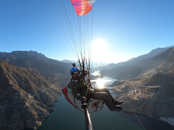 Yusufeli'nin üzerinden paraşütle geçti