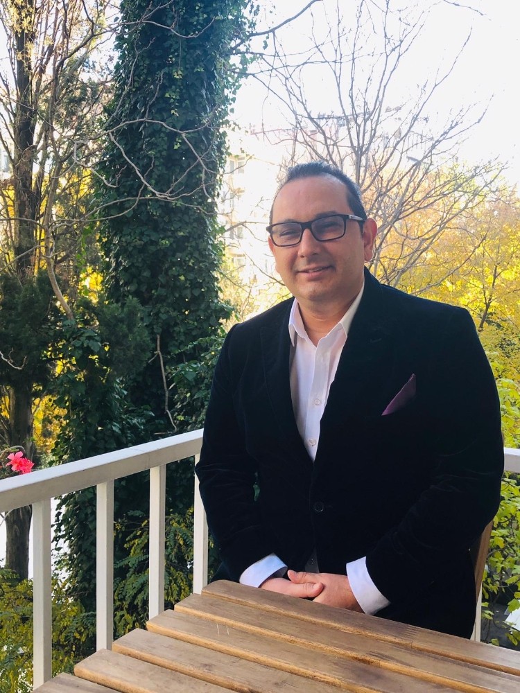 Yüz bölgesindeki kırışıklıklara dikkat 