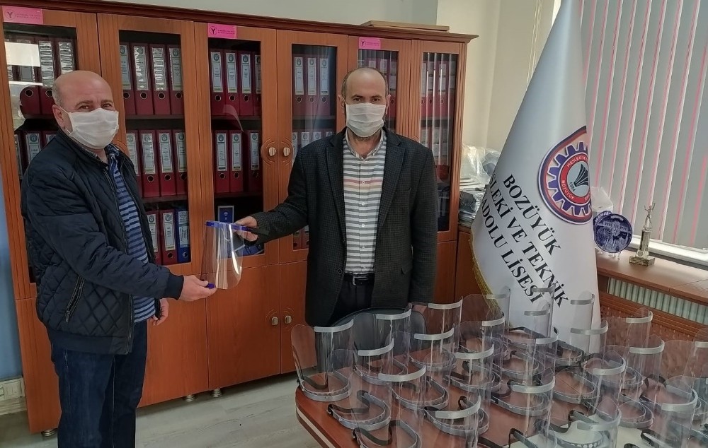Yüz koruyucu siperlik maske üreterek hastane yönetimine teslim ettiler 