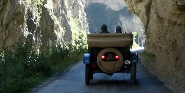 Yüz yaşındaki arabayla dünya turu