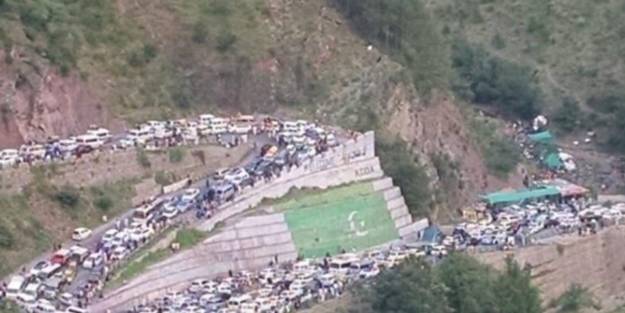 Yüzbinlerce araç akın etti! Kilometrelerce araç kuyruğu