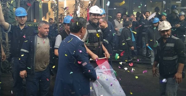 Yüzde 25 zam gelince konfeti patlatarak kutladılar