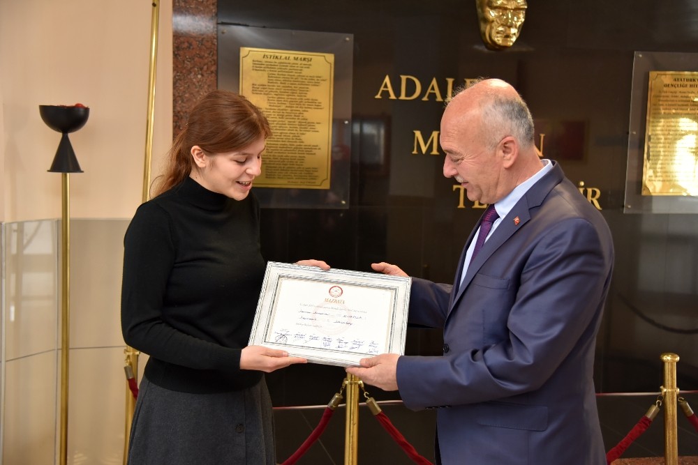 Yüzde 71 ile rekor kıran Başkan Bahçavan mazbatasını aldı 