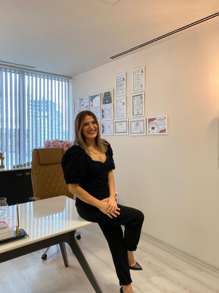 Yüzdeki sivilcelere dikkat 