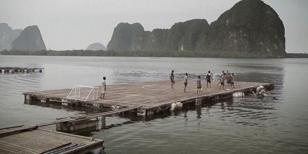 Yüzen futbol sahası yaptılar, reklam filmine konu oldular