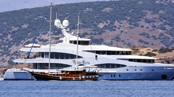‘Yüzen saray’la geldi…