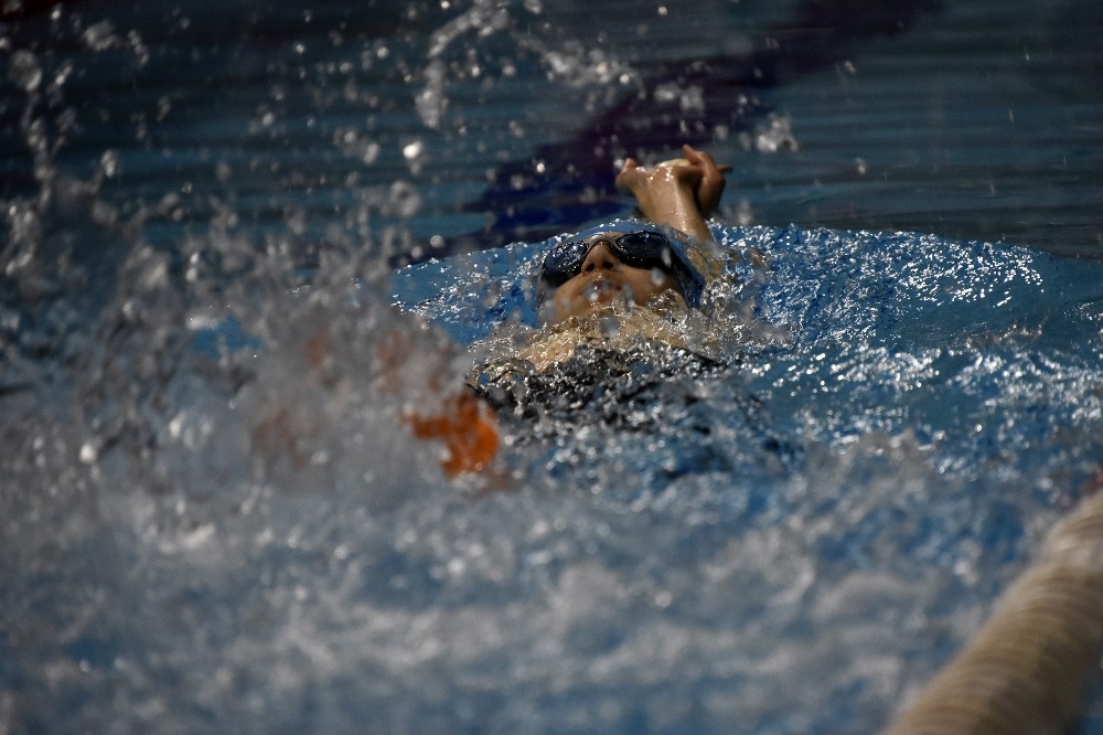 Yüzerek ameliyattan kurtuldular 