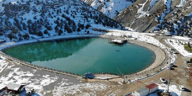 Yüzeyi buz tutan Ardıçlı Gölü'nde mest eden kış manzarası