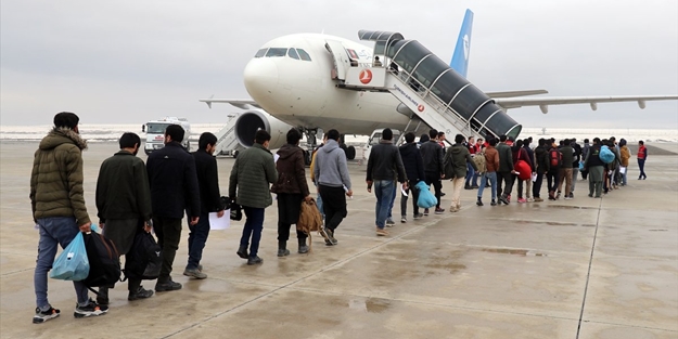 Yüzlerce Afgan göçmen ülkesine geri gönderildi