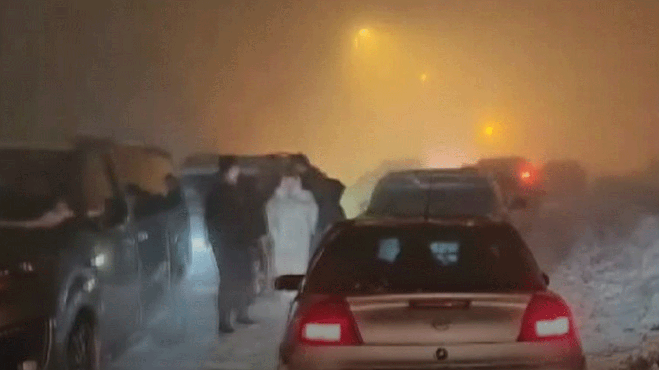 Yüzlerce araç otoyolda mahsur kaldı!