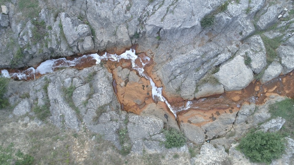 Yüzlerce fabrikanın bulunduğu ilçede renk değiştiren dere paniğe neden oldu 