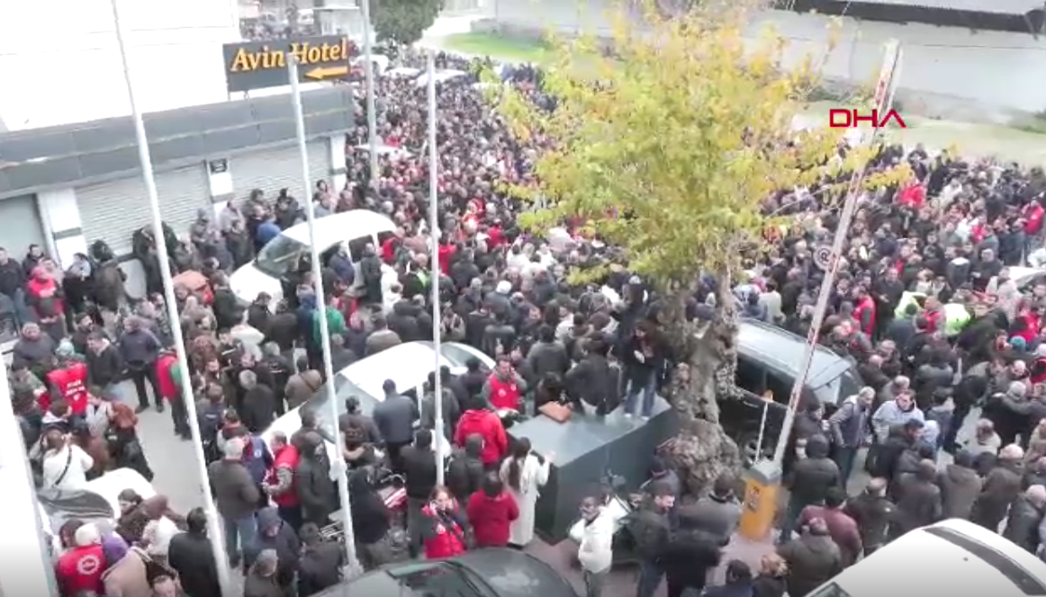 Yüzlerce işçi eylemde! CHP’li İzmir belediyesinde maaş krizi