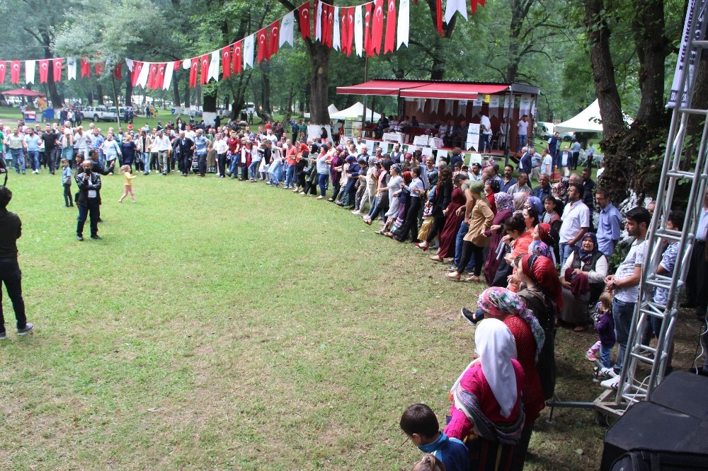 Yüzlerce kişi horon tepti 