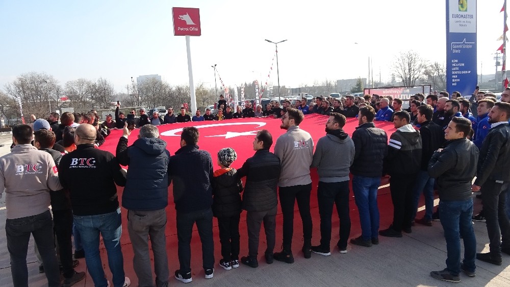 Yüzlerce otomobil şehitler için konvoy yaptı 