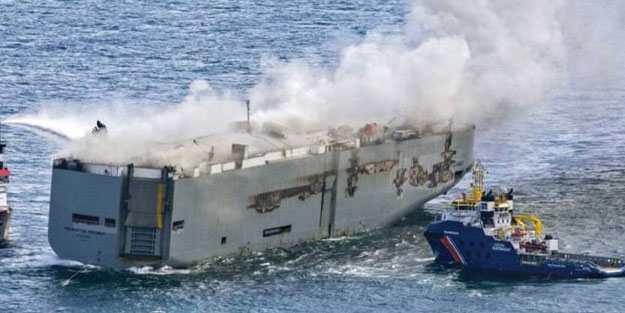 Yüzlerce otomobili taşıyan gemi alev alev yandı! Elektrikli otomobil şüphesi