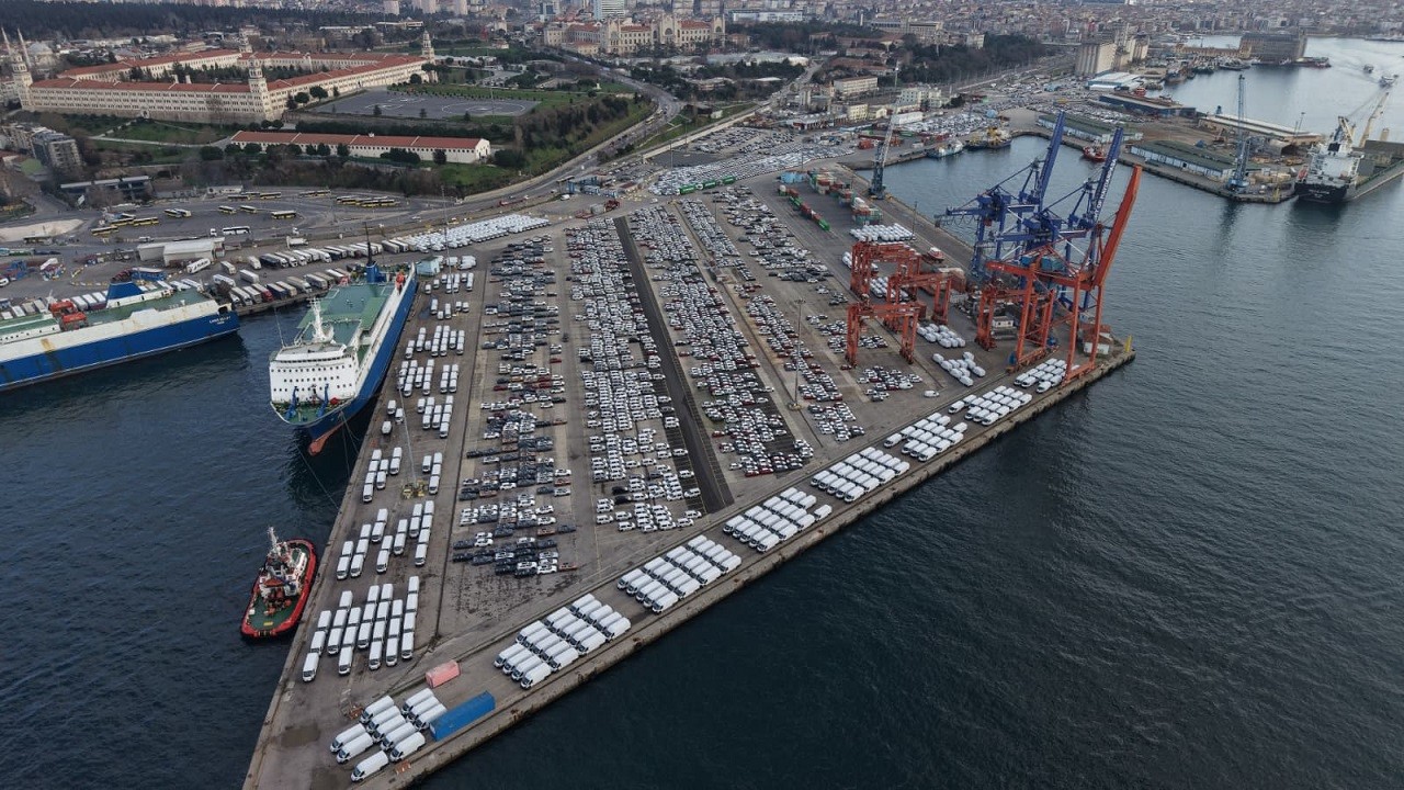 Yüzlerce sıfır araç! Haydarpaşa Limanı’nda sıra dışı manzara