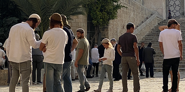 Yüzlerce sivil Yahudi Mescid-i Aksa'ya baskın düzenledi!