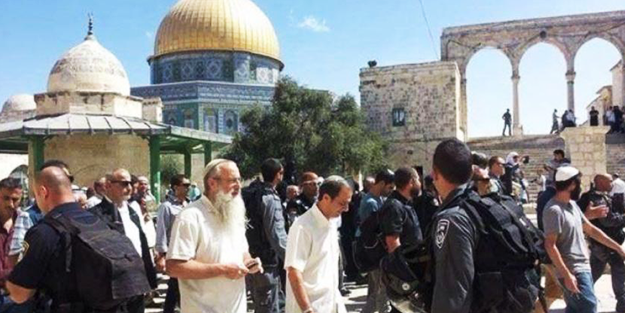 Yüzlerce siyonist Mescid-i Aksa’ya polis eşliğinde baskın düzenledi!