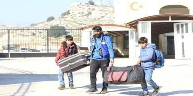 Yüzlerce Suriyeli ülkelerine dönüş yaptı