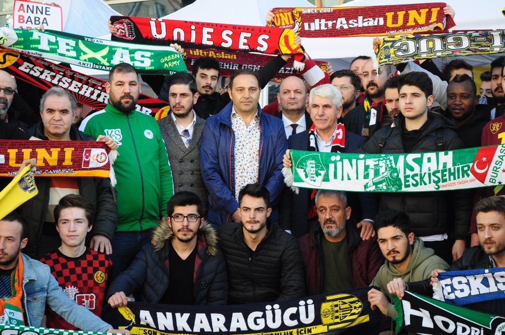 Yüzlerce taraftar Eren ve Mert için toplandı 