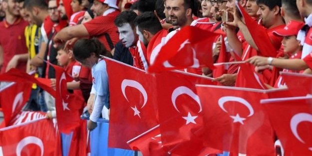 Yüzlerce Türk taraftar Fransa'da coştu