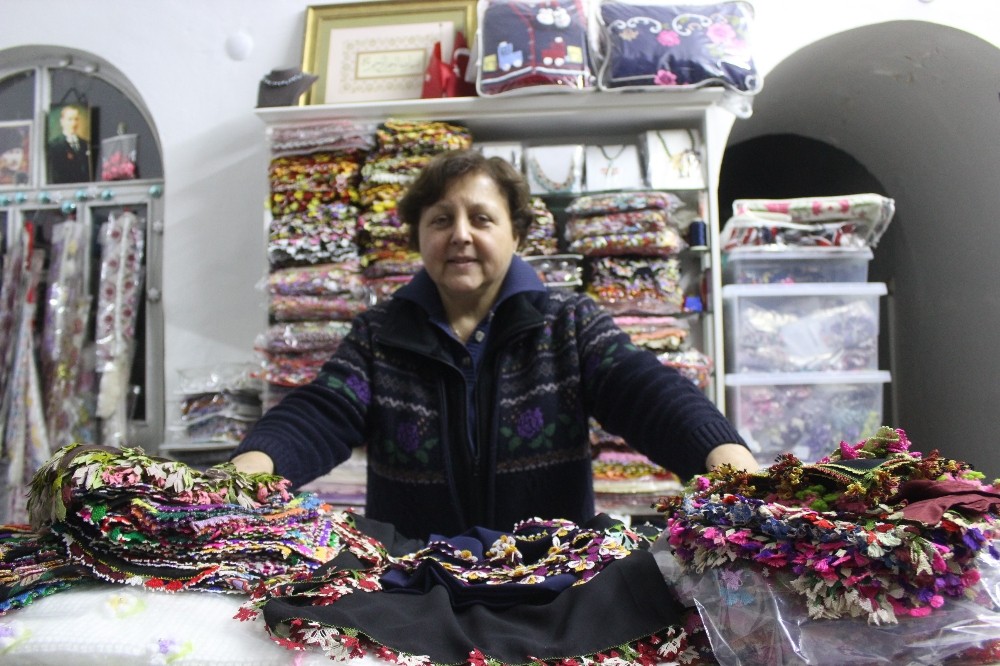 Yüzlerce yıllık oyaları köy köy gezip topluyor 