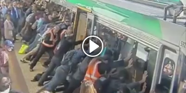 Yüzlerce yolcu, trende ayağı sıkışan kişiyi böyle kurtardı!