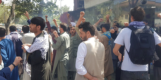 Yüzlercesi toplandı, Taliban havaya ateş açtı! Korku dolu anlar