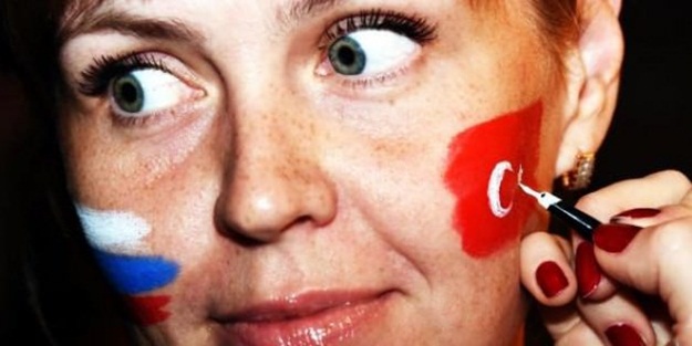 Yüzlerine Türkiye ve Rusya bayrağı çizdiler