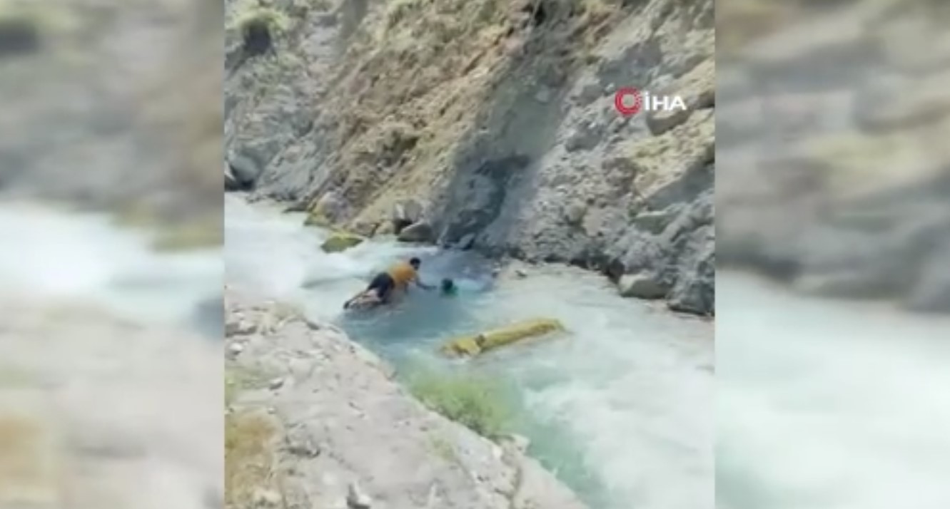 Yüzme bilmemesine rağmen! Kahraman gazeteci 3 kişiyi boğulmaktan kurtardı